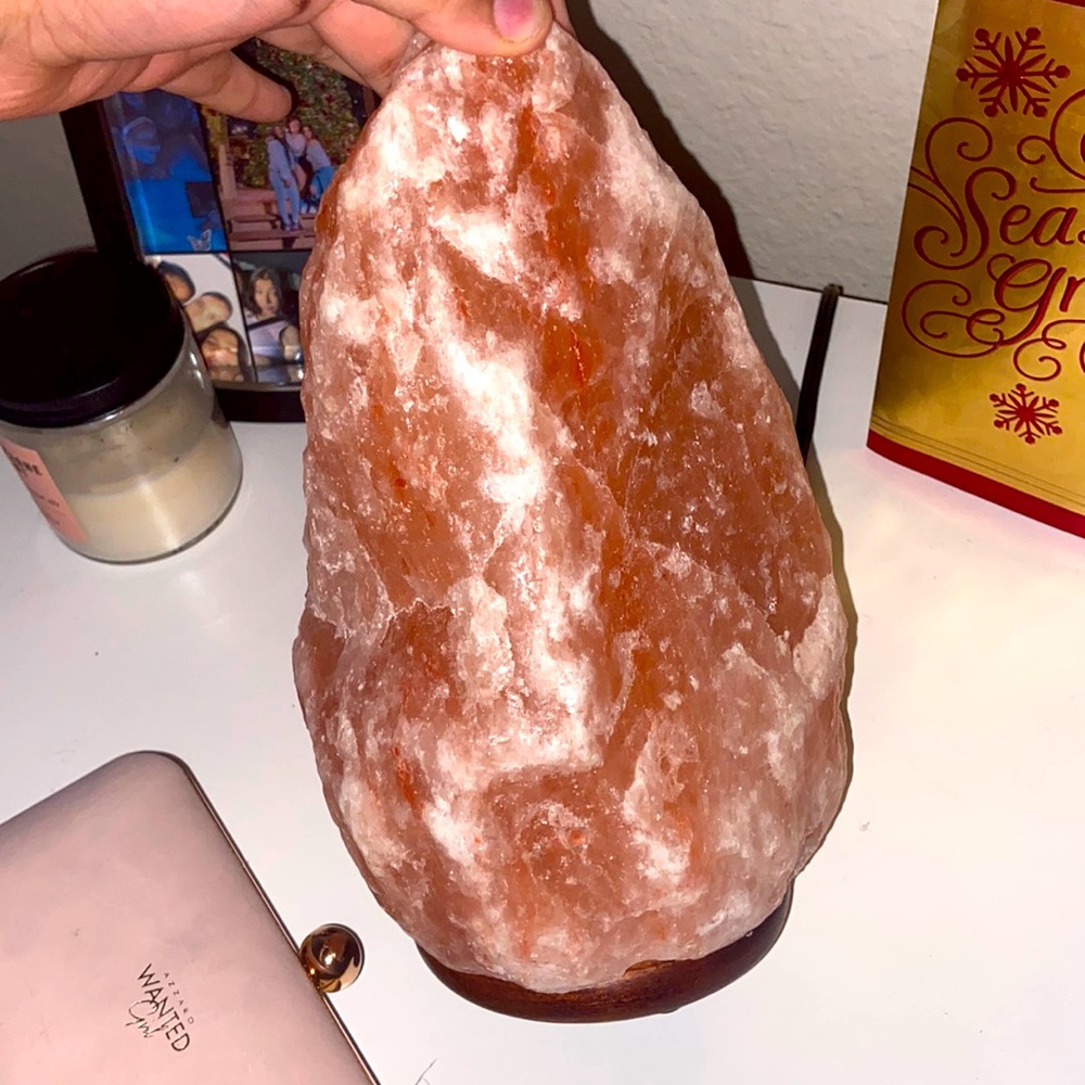 rose quartz salt lamp, supposed to light up but doesn’t.